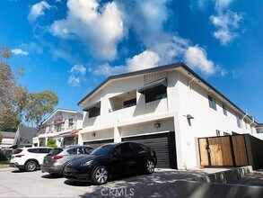 Building Photo - 612 N Sycamore Ave