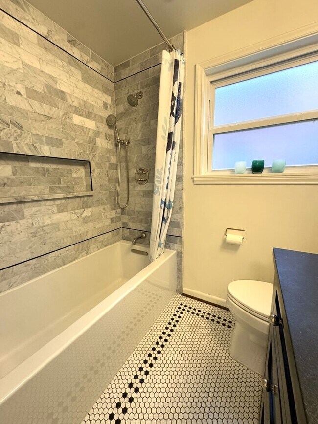 Building Photo - 2256 W Viewmont Wy W