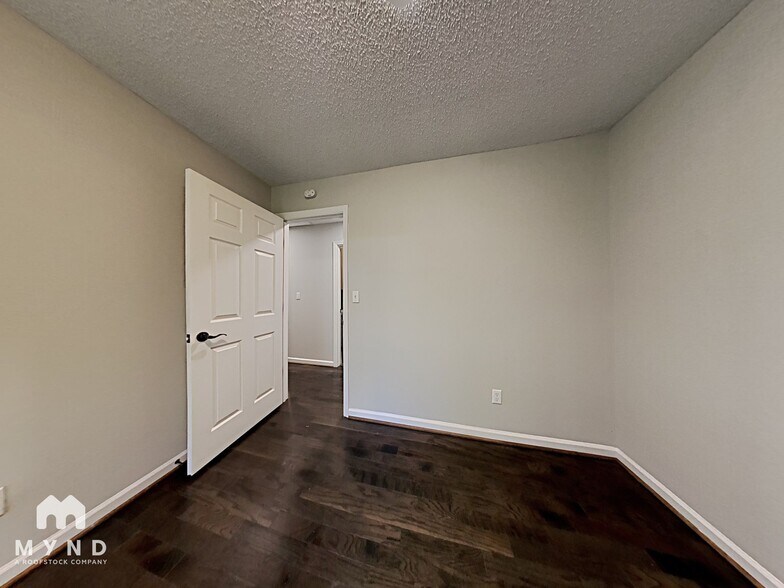 Building Photo - 1021 Medina Dr