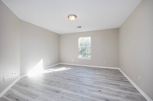 Building Photo - 4624 Larkspur St