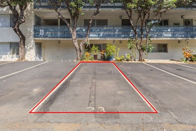 Building Photo - Charming Pualei Circle 1BR Condo with Parking, Pool & Utilities Included