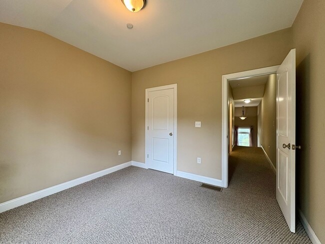 Building Photo - Charming 2-Bedroom Townhouse For Rent in L...