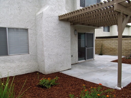 Building Photo - Spacious home/townhome in wonderful neighb...