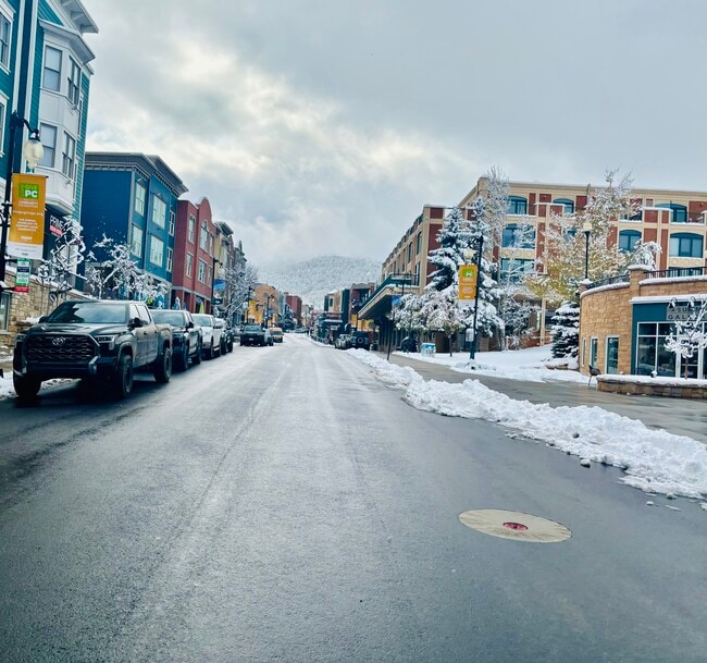 Building Photo - 1975 Paddington Dr