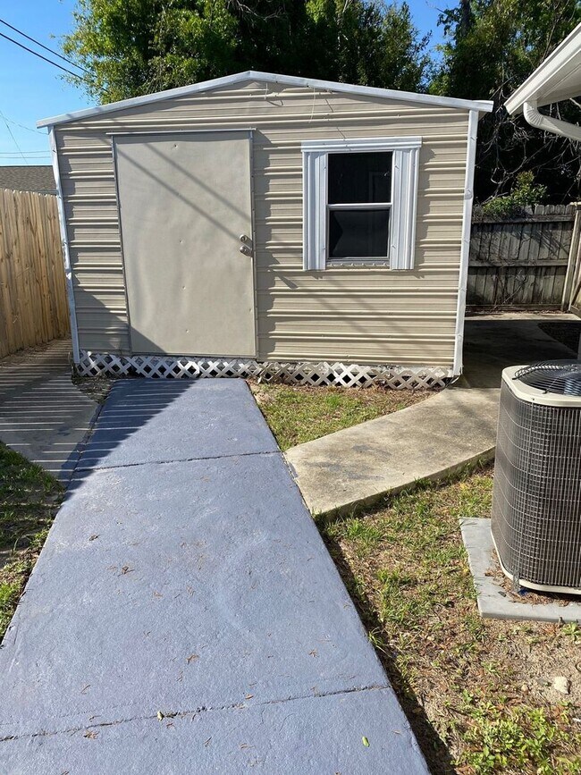 Building Photo - Economical 2Bed/1Ba Duplex Unit w/Bonus Ro...