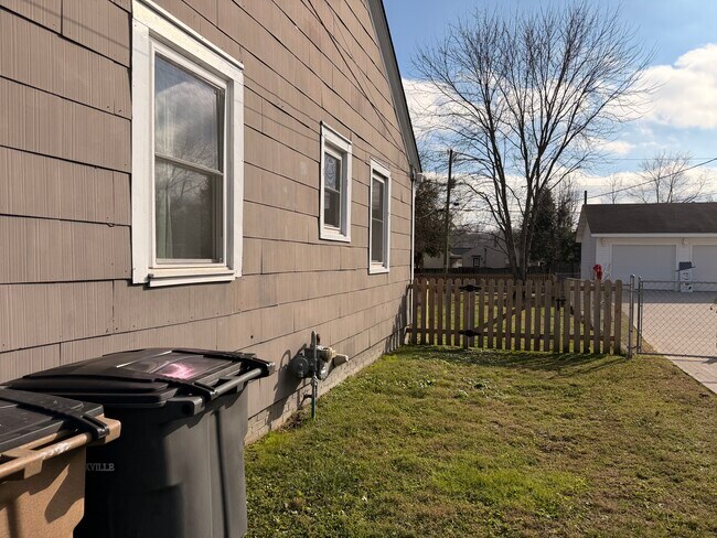 Building Photo - 822 Radford Pl