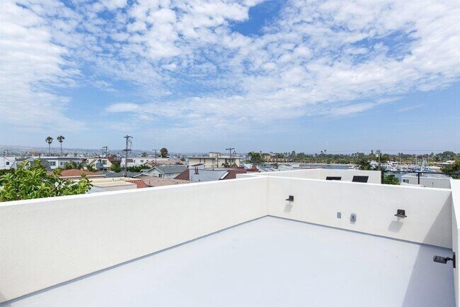 Building Photo - 823 Island Ct