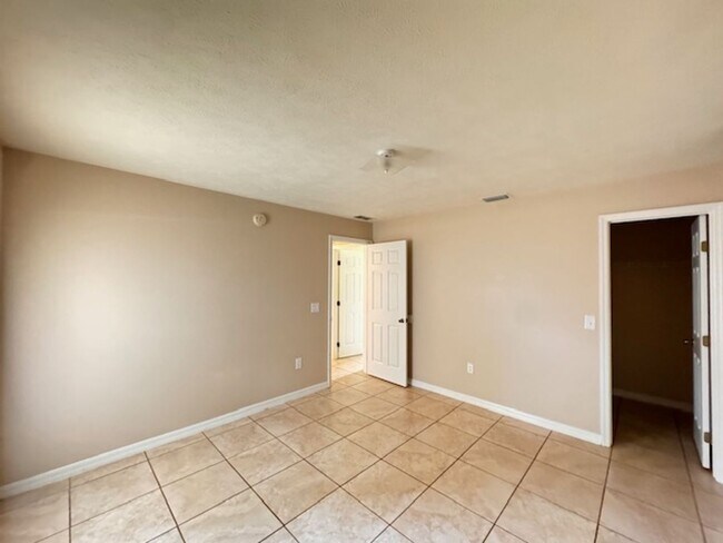 Building Photo - THIS IS NOT AVAILABLE FOR SHOWING UNTIL MI...