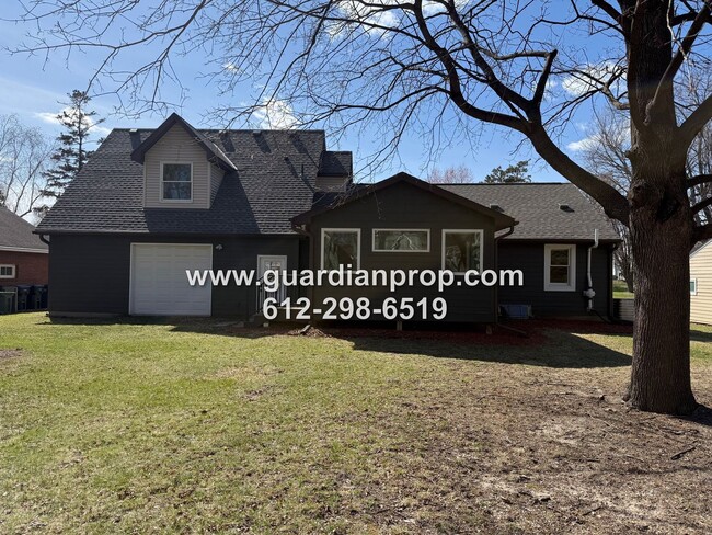 Building Photo - Roseville House in Secluded Midland Hills Available September 1, Updated Kitchen, Large Primary S...