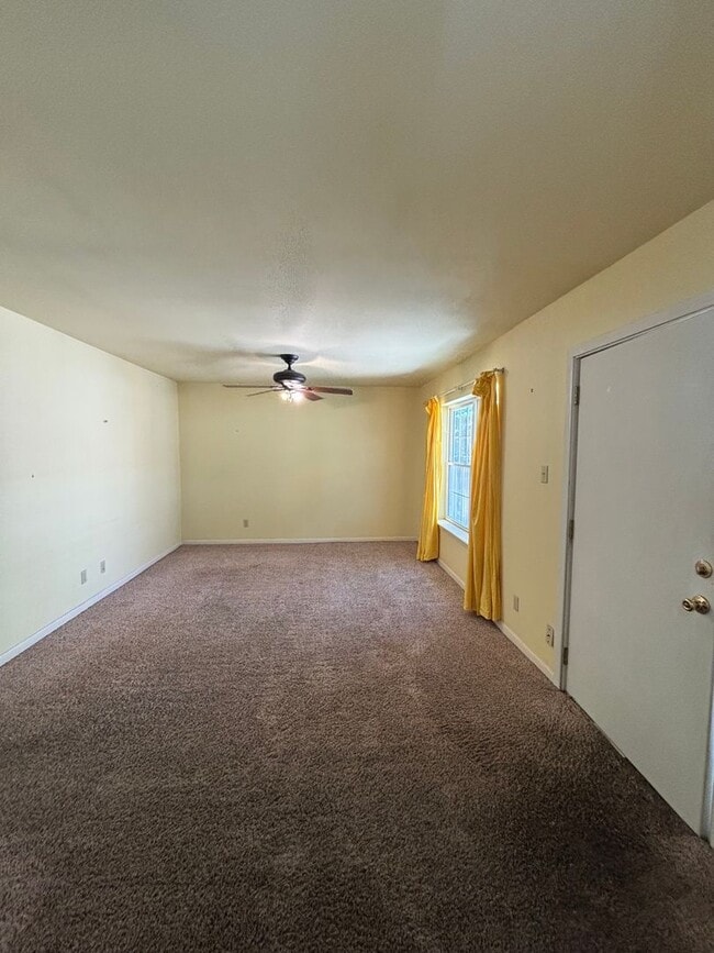 Building Photo - Fairfield Oaks 1 Bedroom Condo in South Highland - Water Included