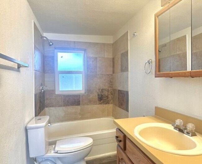 Building Photo - Spacious 1 Bedroom Apartment Ready to be y...