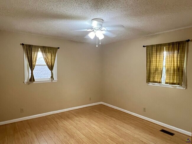 Building Photo - 212 Highland Dr