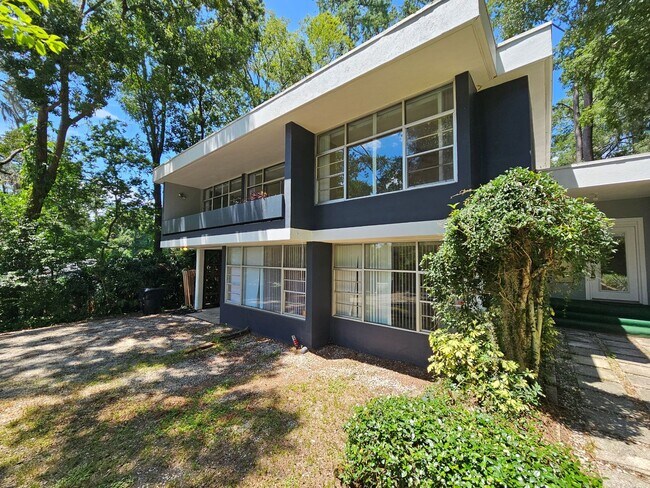 Building Photo - 6 Bedroom/3 Bath home in Black Acres