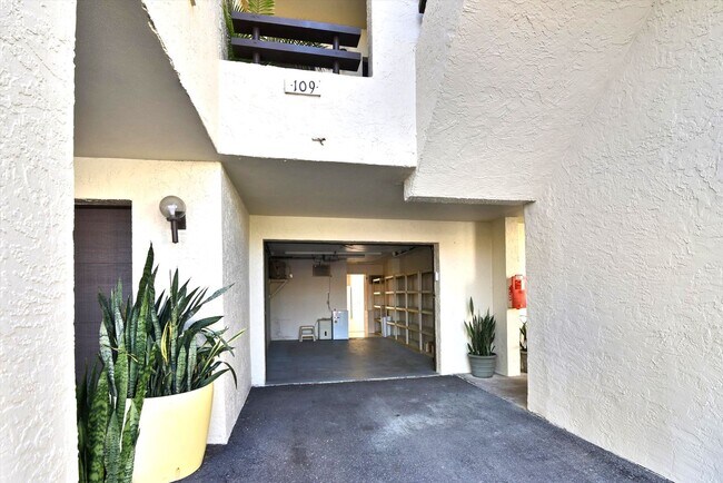 Building Photo - Gorgeous Updated Tierra Verde Annual Unfurnished Waterfront Condo 2/2 w/Garage