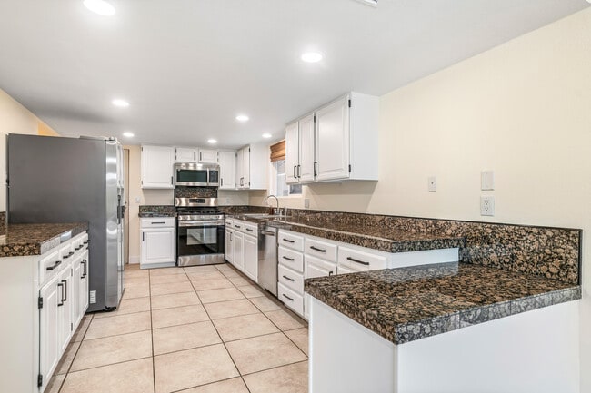 Building Photo - 51550 Avenida Mendoza