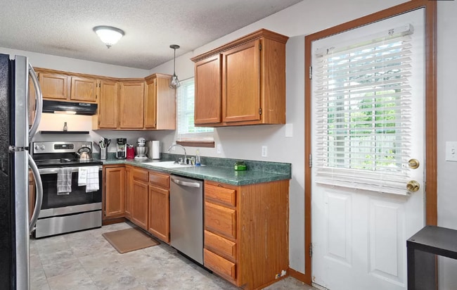 Building Photo - LEASING