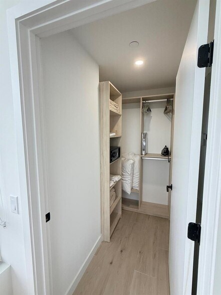 Building Photo - 225 N Miami Ave