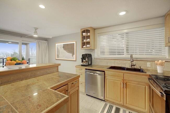 Building Photo - 2bd/1ba Kirkland Condo