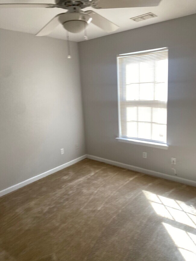 Building Photo - Beautiful 3 Bedroom 3 Bath