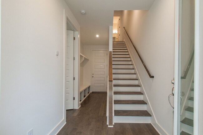 Building Photo - 700 James Ave