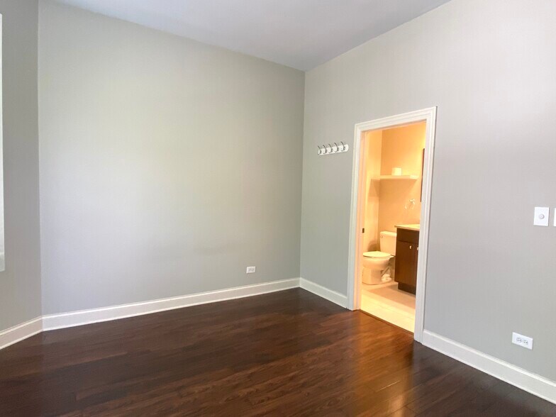 Building Photo - 1312 N Claremont Ave