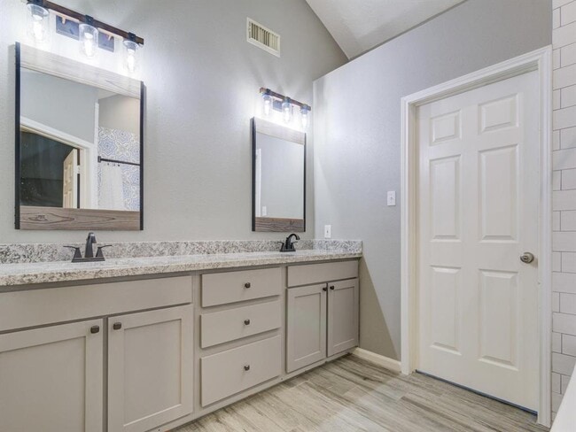 Building Photo - 10941 W Dogwood Dr