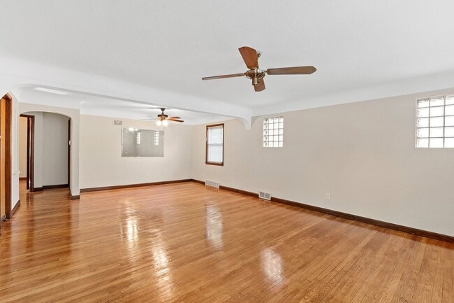Building Photo - 2 bedroom Single Family Home with Fenced i...
