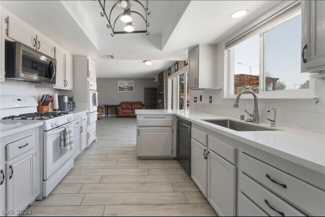Building Photo - 580 Chelsea Dr