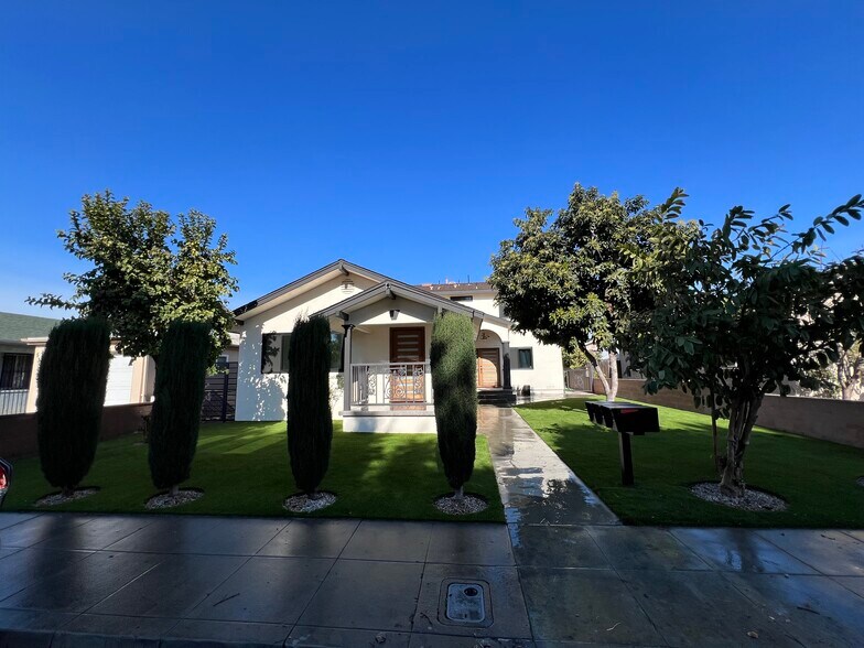 Front of property - 51 W 53rd St