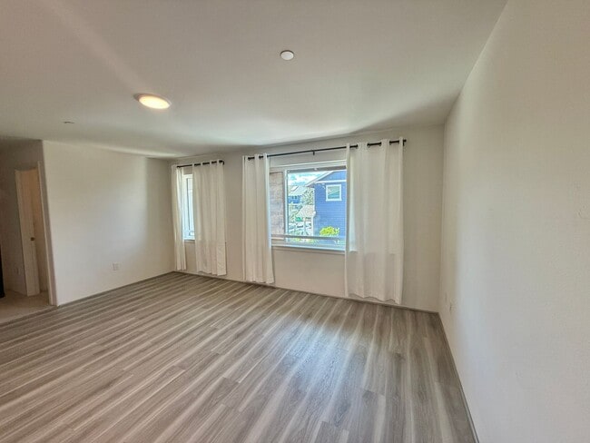 Building Photo - Rarely Available 2 bedroom 2 bath townhome in Koa Ridge