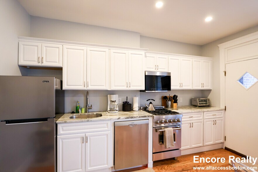 Building Photo - 185 Chestnut Hill Ave