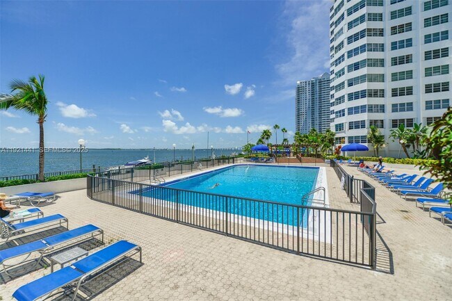 Building Photo - 801 Brickell Bay Dr