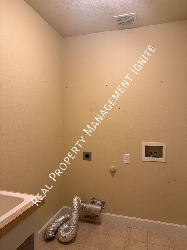 Building Photo - 20633 Couples Ln