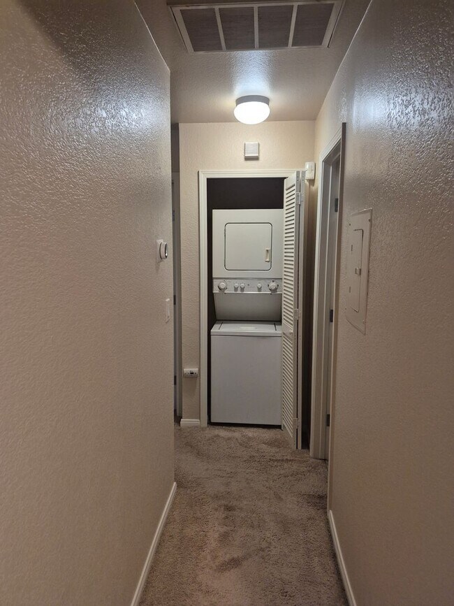 Building Photo - Two Bedroom Unit in HOA with Pool