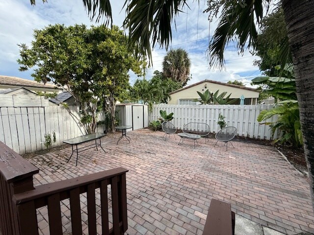 Building Photo - 1642 Van Buren St