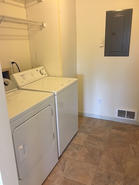 Building Photo - Condo close to downtown