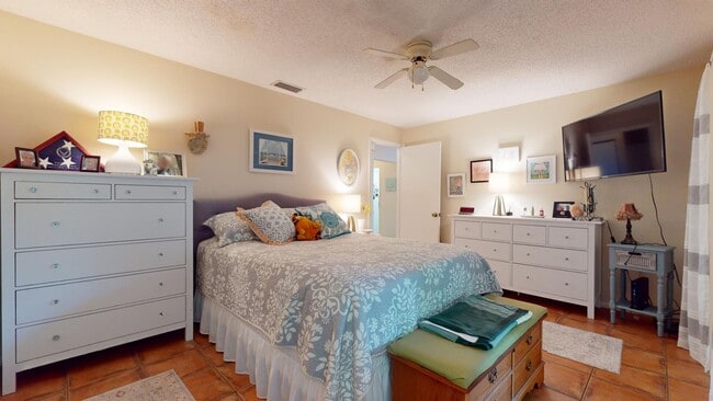 Building Photo - 5037 Village Garden Dr