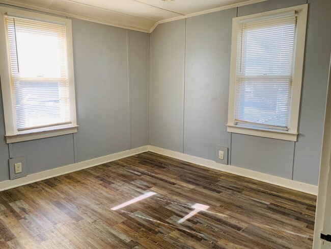 Building Photo - 2 Bedroom House