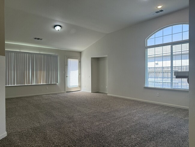 Building Photo - Available Now! Spacious home located in North Merced