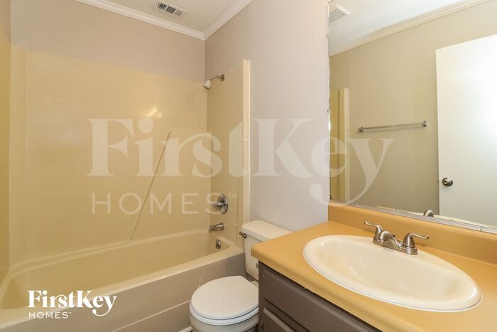 Building Photo - 3210 Oakbrook Ln