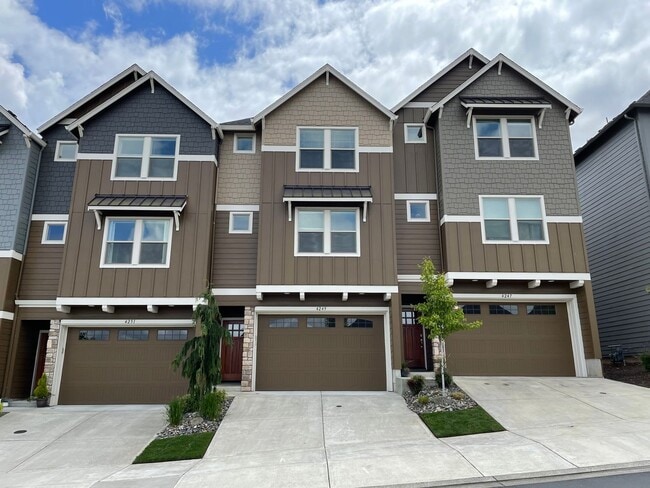 Building Photo - LUXURY 4 Bed Camas Townhome! Gated Communi...