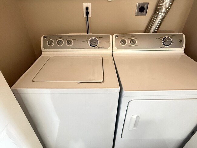 Building Photo - Beautifully decorated 3BR townhouse in Bloomington