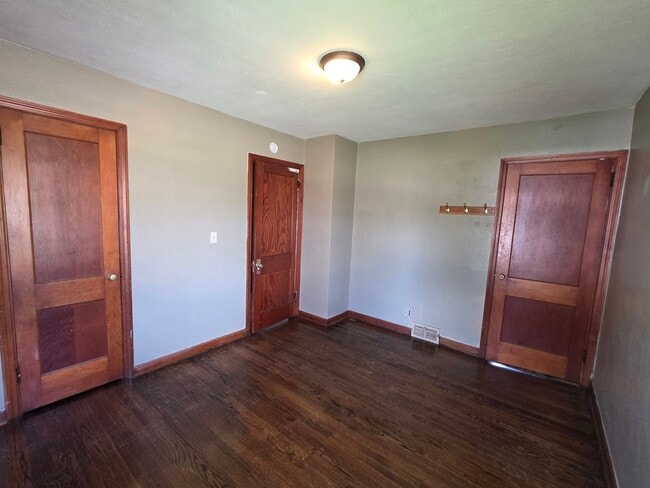 Building Photo - 427 N Henrietta Ave