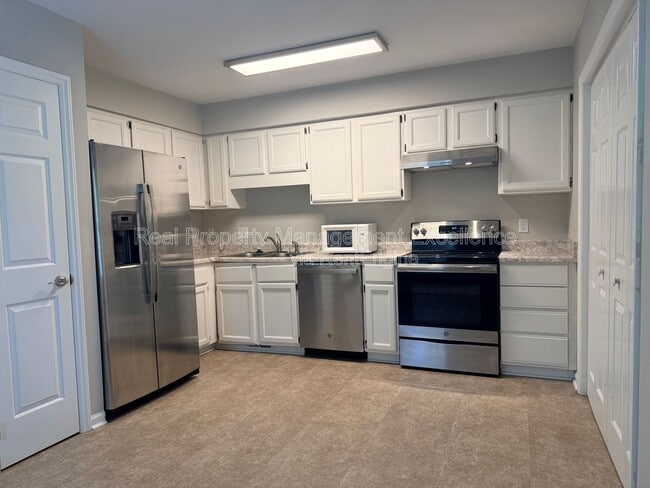 Building Photo - 2922 Glenridge Dr