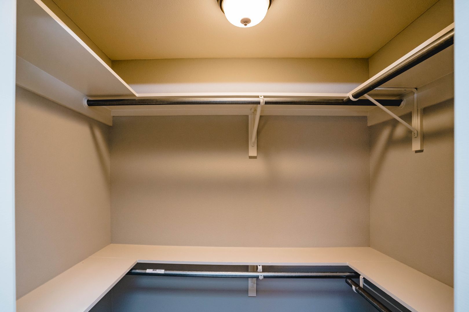 Building Photo - 401 E 2nd St