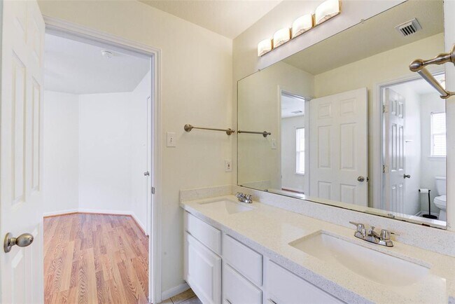 Building Photo - 2338 Plantation Bend Dr