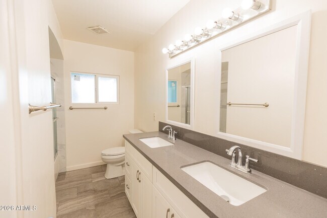 Building Photo - 330 E 14th St