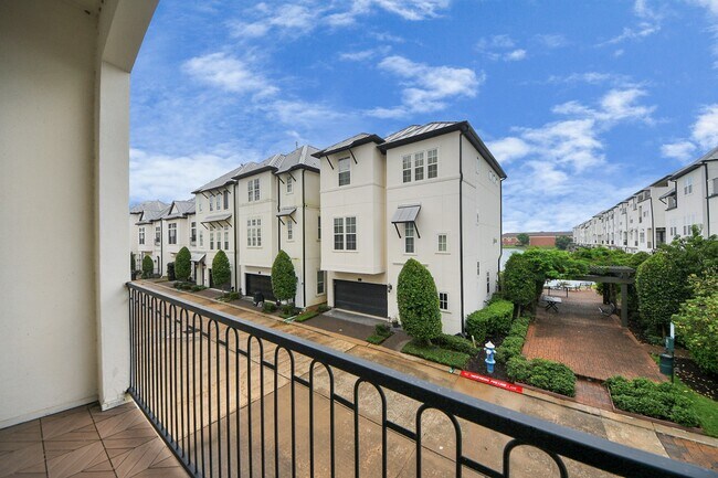 Building Photo - 8926 Lakeshore Bend Dr