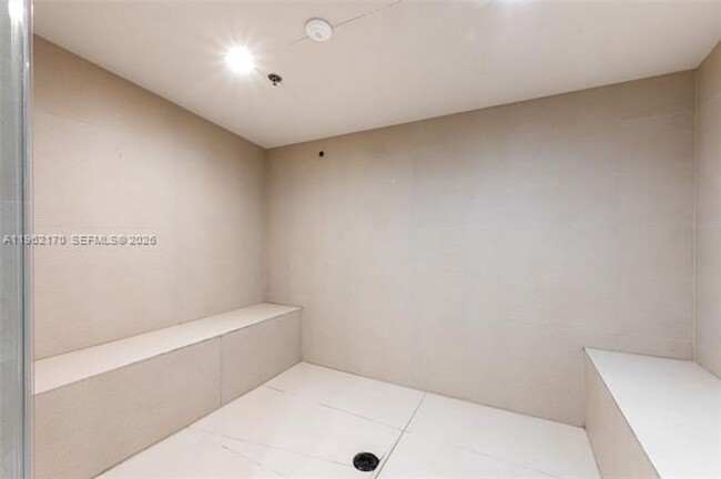 Building Photo - 15901 Collins Ave