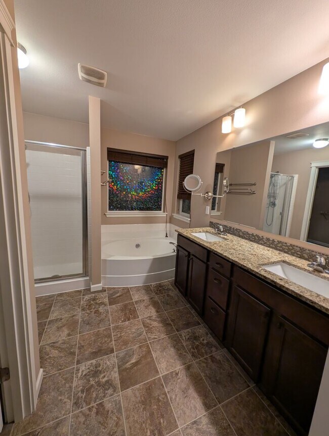 Building Photo - Almost 2500 SQ Feet of Space for ALL of your needs! Avail for Rent in Bremerton!